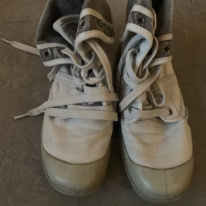 Palladium skor - Säljer ett par palladium skor i grön färg. I använt skick.
