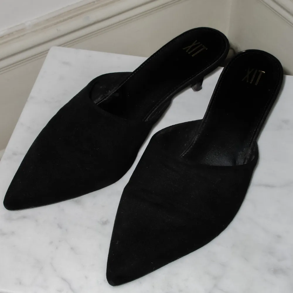 Jättefina svarta sandaler med klack i mocka!  Storlek 39 och sparsamt använda!  Hör av dig om du har några frågor eller funderingar!  Kram. Skor.
