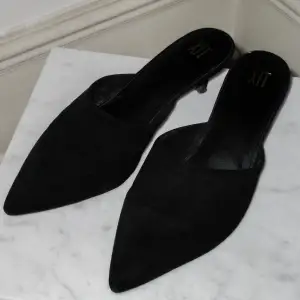 Jättefina svarta sandaler med klack i mocka!  Storlek 39 och sparsamt använda!  Hör av dig om du har några frågor eller funderingar!  Kram