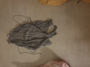 Lettuce trim tröja - Mysig och sommrig lettuce trim tröja som passar med ett bar low-rise och ett svart linne! Den har ett hål under armen men märks inte alls nör man har på sig den! 