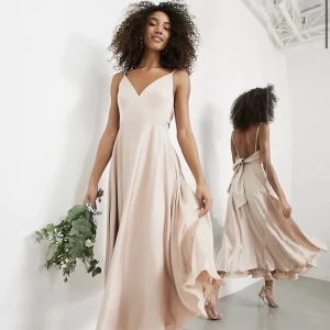 Rosa satin klänning - Jag säljer nu en rosa satin klänning i storleken 34/S från ASOS!! Superfrin klänning med en rosett man kan knyta själv som baksida, och den har inga defekter! Ni kan alltid skriva till mig för fler bilder! Priset kan diskuteras! Orgininal pris: 1569! 