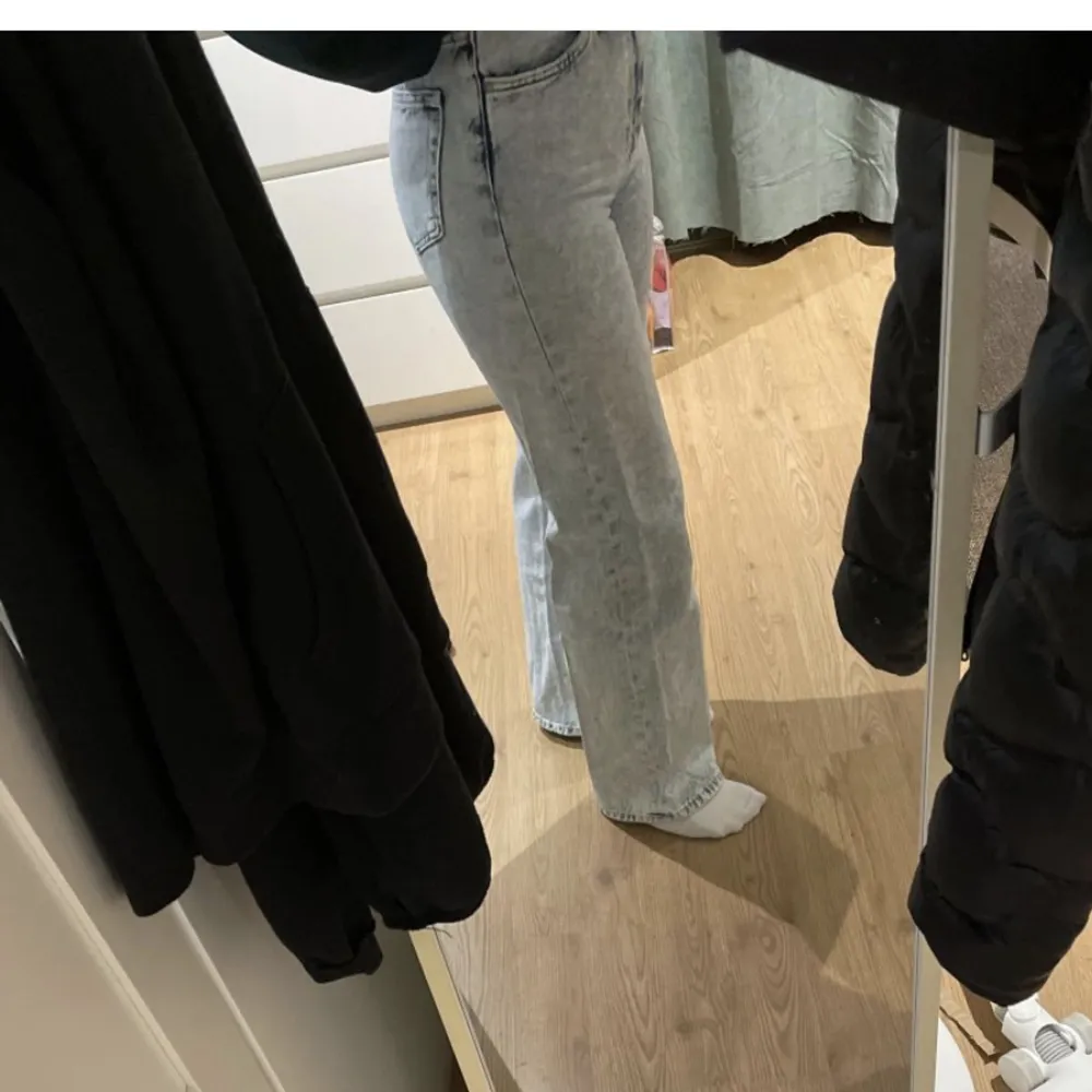 Ljusblåa vida jeans från Monki i modellen ”Yoko”. Köpta för en/två år sen. Mycket bra skick och superfina! Passar bara inte så bra längre på mig! 400kr på hemsidan, men jag säljer för 150! Storleken är 27, men skulle säga att det är samma som 36! . Jeans & Byxor.