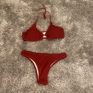 Oanvänd bikini med kjol - Vinröd oanvänd bikini med kjol i storlek M