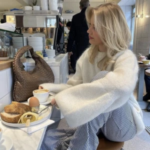 Stickad tröja Arket  - Tröja i mohairblandning arket som aldrig är använd och har alla prislappar kvar, helt slutsåld🥰