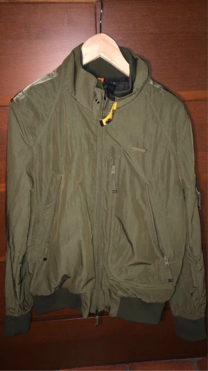 Parajumper - Grön windbreaker Storlek M  Nyskick