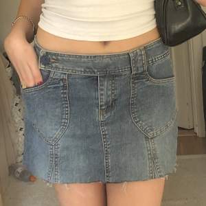 En supersöt lågmidjad miniskirt i ljust jeanstyg (man ser färgen bäst på första bilden). Midjemått: 80cm. Pris + frakt 