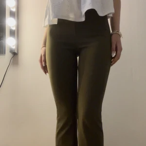 Byxor  - Säljer dessa utsvängda byxor då den inte kommer till användning 💕