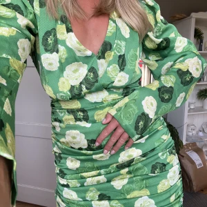 Adooreklänning  - Klänning från adoore, aldrig använd i storlek 38