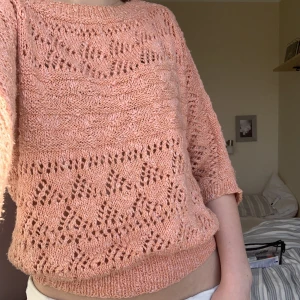 Stickad tröja - Hemstickad tröja i rosaorange färg och bra skick. Passar S/M