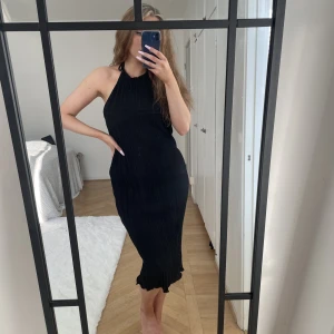 Klänning - Classy klänning🖤 Med knyte där bak Aldrig använd