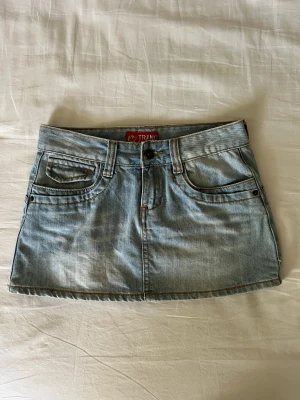 Vintage lågmidjad jeanskjol - Supersnygg ljusblå lågmidjad vintage minikjol, med unika bakfickor. Begagnat skick, inga defekter! Storlek 25🫶