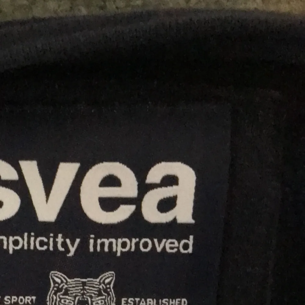 En mörkblå tröja i strl xs från märket Svea, säljs då den är lite för liten för mig. . Hoodies.
