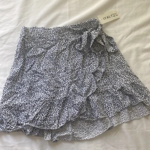 Somrig kjol  - Säljer en jättefin somrig kjol som är helt oanvänd! Prislapp kvar <3 