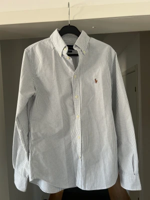 Ralph Lauren Skjorta - Perfekt nu inför sommaren! Storleken är M. Skriv för fler frågor. Pris kan diskuteras, köpare står för frakt.