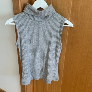 Kortärmad tröja med polokrage  - Endast använd ett par gånger. Modellen är ganska tight men kan vara snygg att ha över en skjorta💕
