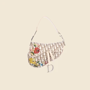 CHRISTIAN DIOR 2005 BEIGE DIORISSIMO EMBROIDERED FLOWERS SADDLE BAG - Vintage authentic Christian Dior Limited Edition Beige Diorissimo Embroidered Flowers Saddle bag. From the Spring 2005 runway collection by John Galliano for Christian Dior With authentication card. Pris kan förhandlas.