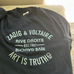 Z&v tröja! - Super fin och skön marin blå tröja! Såklart tvättar jag den innan jag skickar! Köpt för 1800, och säljer för 800, Kom priv vid intresse! 