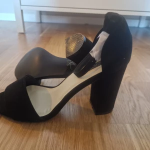 Klackskor  - Snygga svarta klackskor stl38
