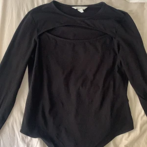 Svart topp - Supersnygg svart topp med öppning vid bröstet, passar som s,m,l och xl. Helt oanvänd och i jätte bra skick. Frakt:66kr.🫶🏽