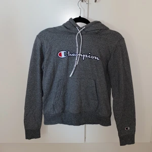  Grå Champion hoodie (Barn) - Champion tröja Färg: Grå Storlek: XS (i barnstorlek) En ny kostar 600kr, säljer för 150kr Har använt 2 gånger men tycker inte om den längre. 