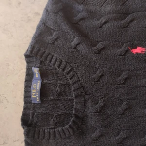 Ralph Lauren sweater  - Fett snygg sweater från Ralph Lauren, helt nya i storlek M. Om du vill ha flera bilder eller du har frågor du kan skriva till mig 🤗💛
