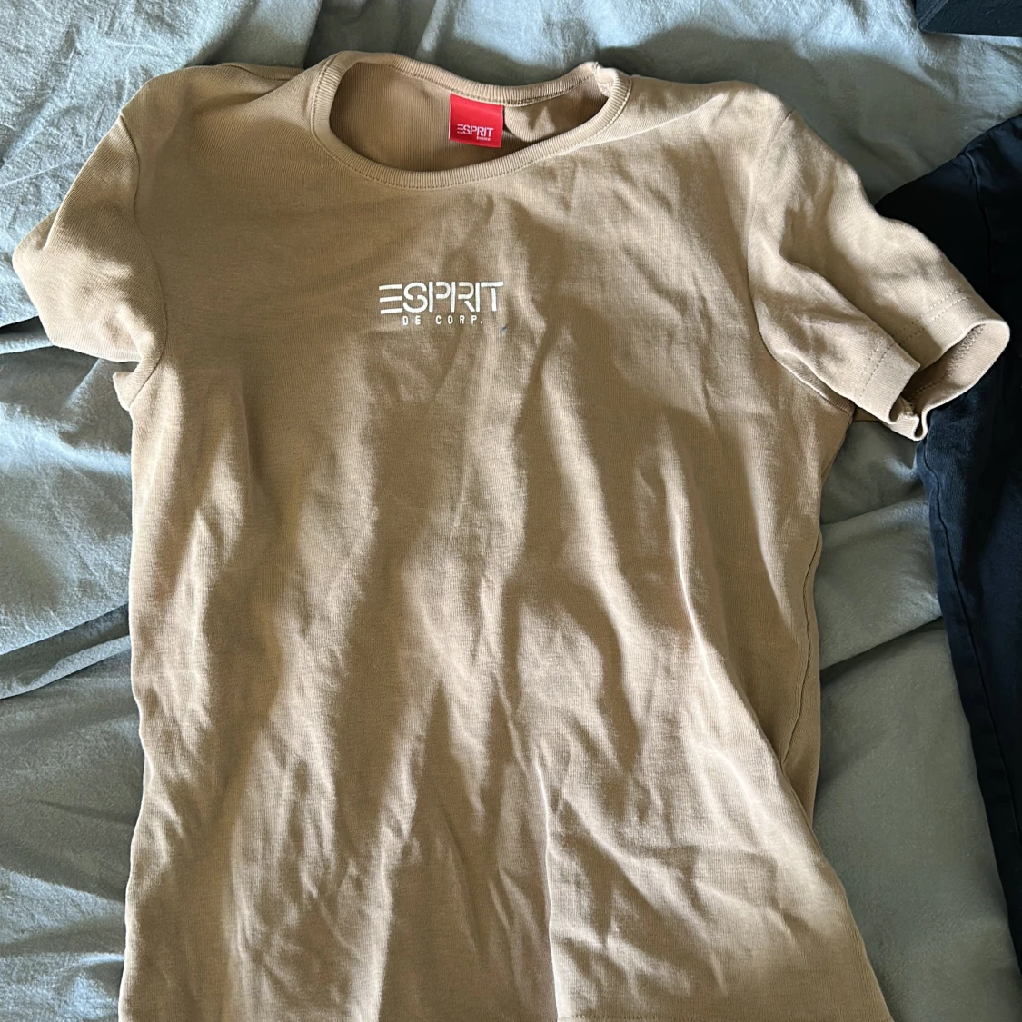 Två tränings tröjor