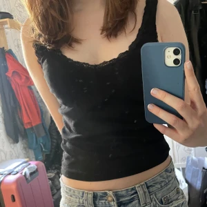 Svart linne - Svart linne från pull and bear med spets💕