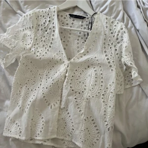 Blus - Så fin från Zara, i fint skick💕(har inte knäppt alla knappar på bilden)