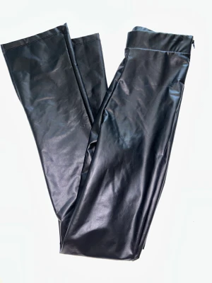 Bootcut byxor - Helt nya bootcut läder byxor  Ifrån Nelly 