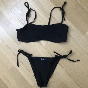 Svart bikini - Oanvänd svart bikini från Bright Swimwear. Banden går att knyta som man vill. Säljer även andra bikinis 💖Står storlek M men den är mer en XS/S.