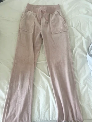 Juicy byxor - Säljer mina ljus rosa juicy byxor pga ingen användning, ny skick storlek Xs köpta på Raglady för 1100. ❤️