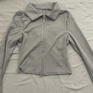 Topp - Snygg grå topp med dragkedja som knatta har använts