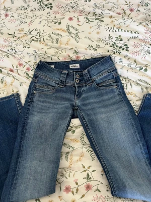 Lågmidjade jeans  - Mörkblåa lågmidjade jeans från Pepe jeans😍 Användt ungefär 3 gånger. Är 160cm lång! 