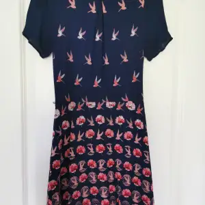 Superfin mörkblå klänning med fåglar på. Perfekt till sommaren! Så snygg passform och design 😍 Bra skick!