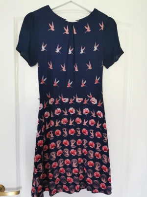 Klänning med fåglar - Superfin mörkblå klänning med fåglar på. Perfekt till sommaren! Så snygg passform och design 😍 Bra skick!