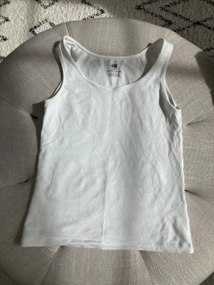 Vitt linne - Ett basic HM linne som man kan använda till allt🤍🤍. Storleken är 134-140 och sitter tight på mig som är ca 150 cm lång💕 priset är discuterbart🤍