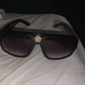 Versace solglasögon  - Jag säljer mina nya versace solglasögon dom är slutsålda överallt och är riktigt snygga och väldigt eftertraktade, tveka inte att skriva vid frågor intresse eller för flera bilder