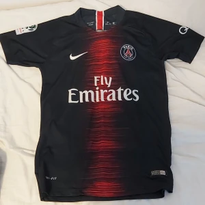 Psg t shirt  - Psg t shirt  (köp senast 24 juni för fri frakt) Rkt snygg 