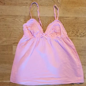 Söt broderad topp/ linne🌸 - Söt rosa broderad topp/linne.  Många som skriver och vill köpa, startar budgivning ist 🌸♥️