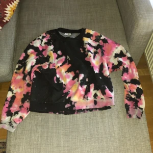 STAY sweatshirt - En STAY sweatshirt från carlings. Storlek L  Från kvinno avdelningen  Väldigt bra skick, använt ett fåtal gånger bara  Köparen står för frakten 