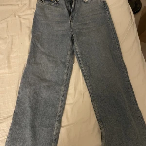 Jeans från lager 157 - Två par jeans i modellen Jane, både svarta och blåa i storlek Xs, prislapp kvar då dem aldrig är andvända💞kan köpas var för sig eller tillsammans. Paket som står är för båda Jeansen