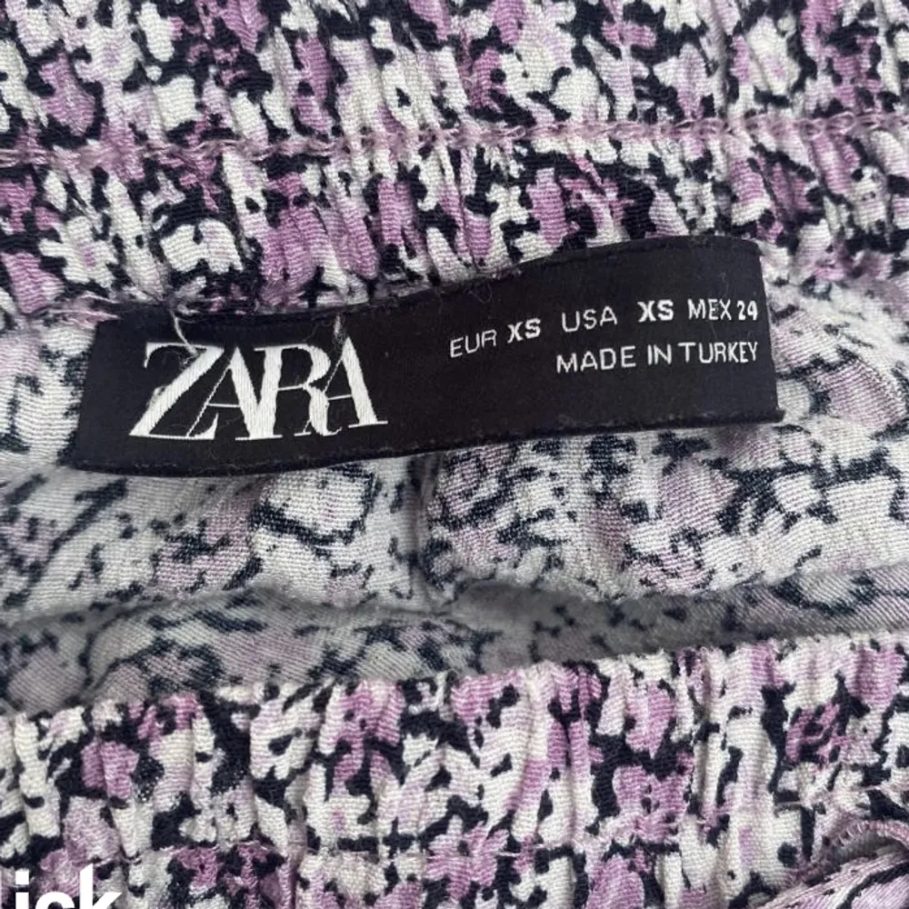 Jätte fin kjol från ZARA som är köpt förra året och är i bra skick, kjolen har även shorts på insidan. Kjolar.