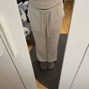 Hm linnebyxor  - Säljer mina hm linnebyxor då dom blivit en aning korta💕 Är ca 160 och annars sitter dom helt enkelt perfekt💕