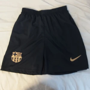 Barcelona shorts guld -  (köp senast 24 juni för fri frakt) Bra skick barcelona shorts blåsvart och guld 