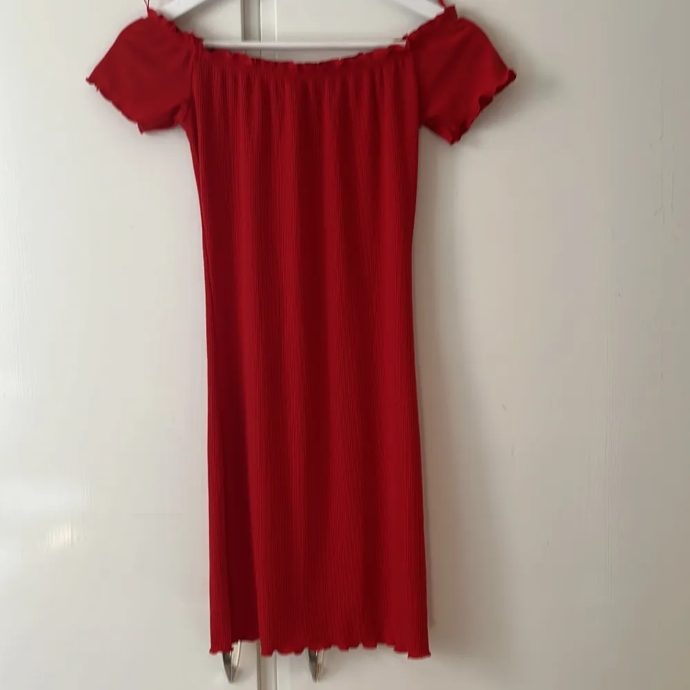 En tajt röd klänning som sitter suuupersnyggt på😍. Klänningar.