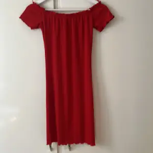 En tajt röd klänning som sitter suuupersnyggt på😍