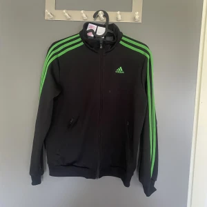 Adidas jacka - Från barnavdelning, passar en xs/s😊