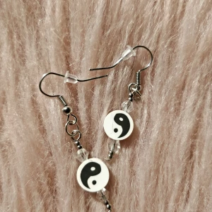 🤍Yinyang-örhängen🖤 - Handgjorda yinyang örhängen🖤🤍  Skriv till mig för fri frakt ✨