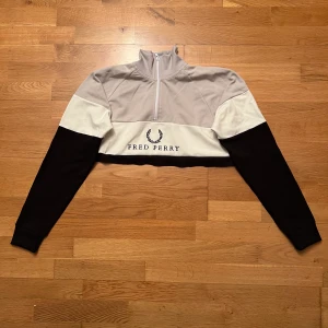 croppad tröja från fred perry - tröja från fred perry som jag själv croppat!