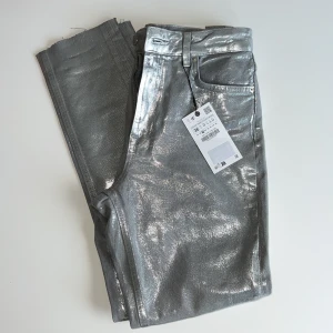 Medelhöga metallic jeans  - Jeansen är aldrig använda och slutsålda  Skit snygga jeans från zara som tyvärr inte passar mig!   Jeansen är lite små i storleken, är storlek 36 men passar 34-36